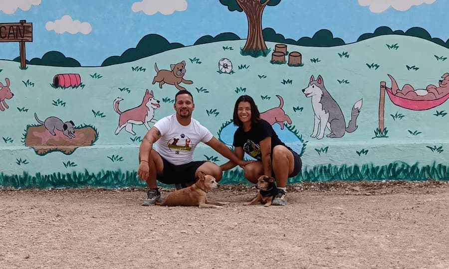 Carlos y Ainhoa junto a los perros de BuddyCan