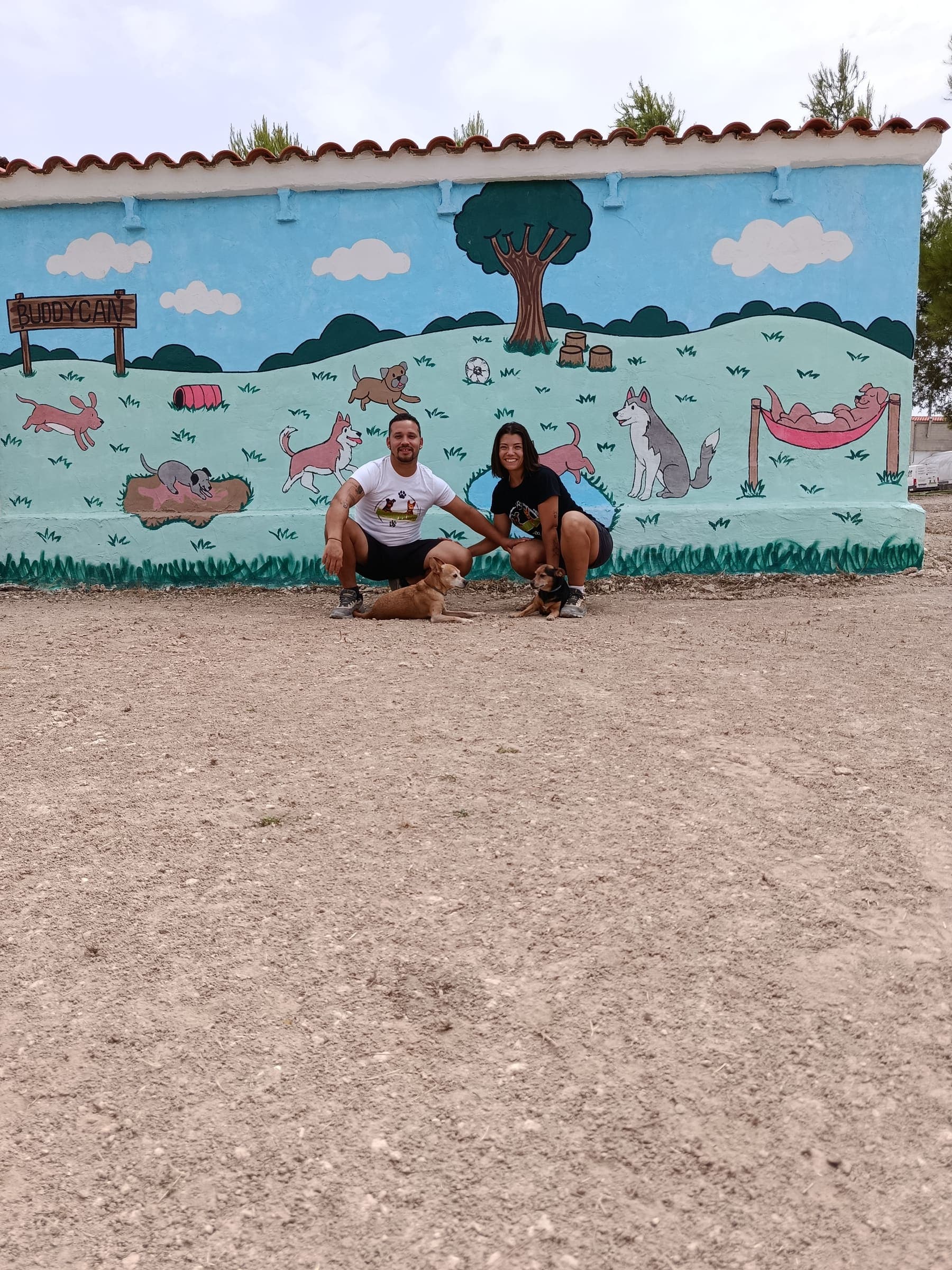 Carlos y Ainhoa junto a los perros de BuddyCan