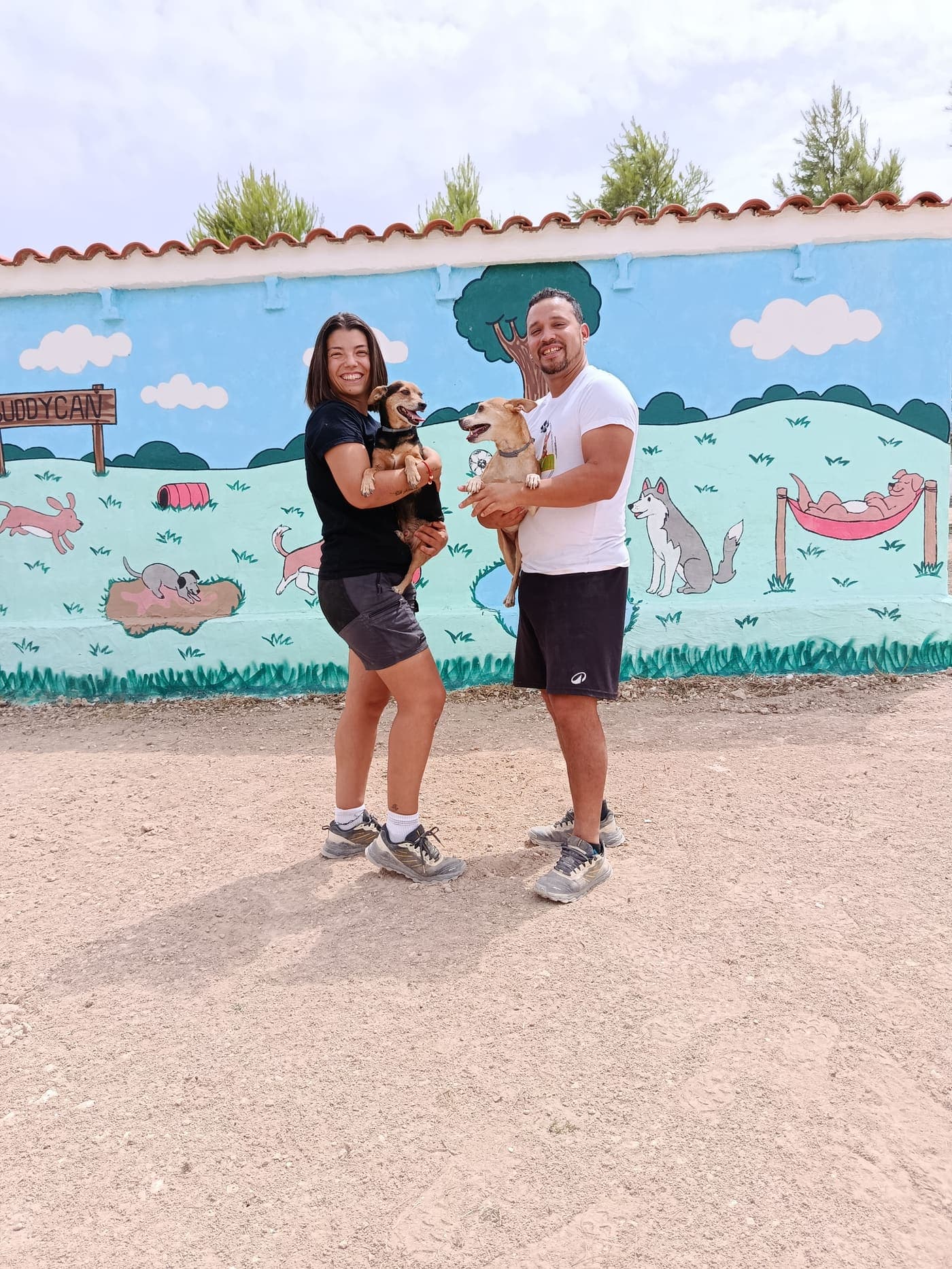 Ainhoa y Carlos junto a los perros de BuddyCan